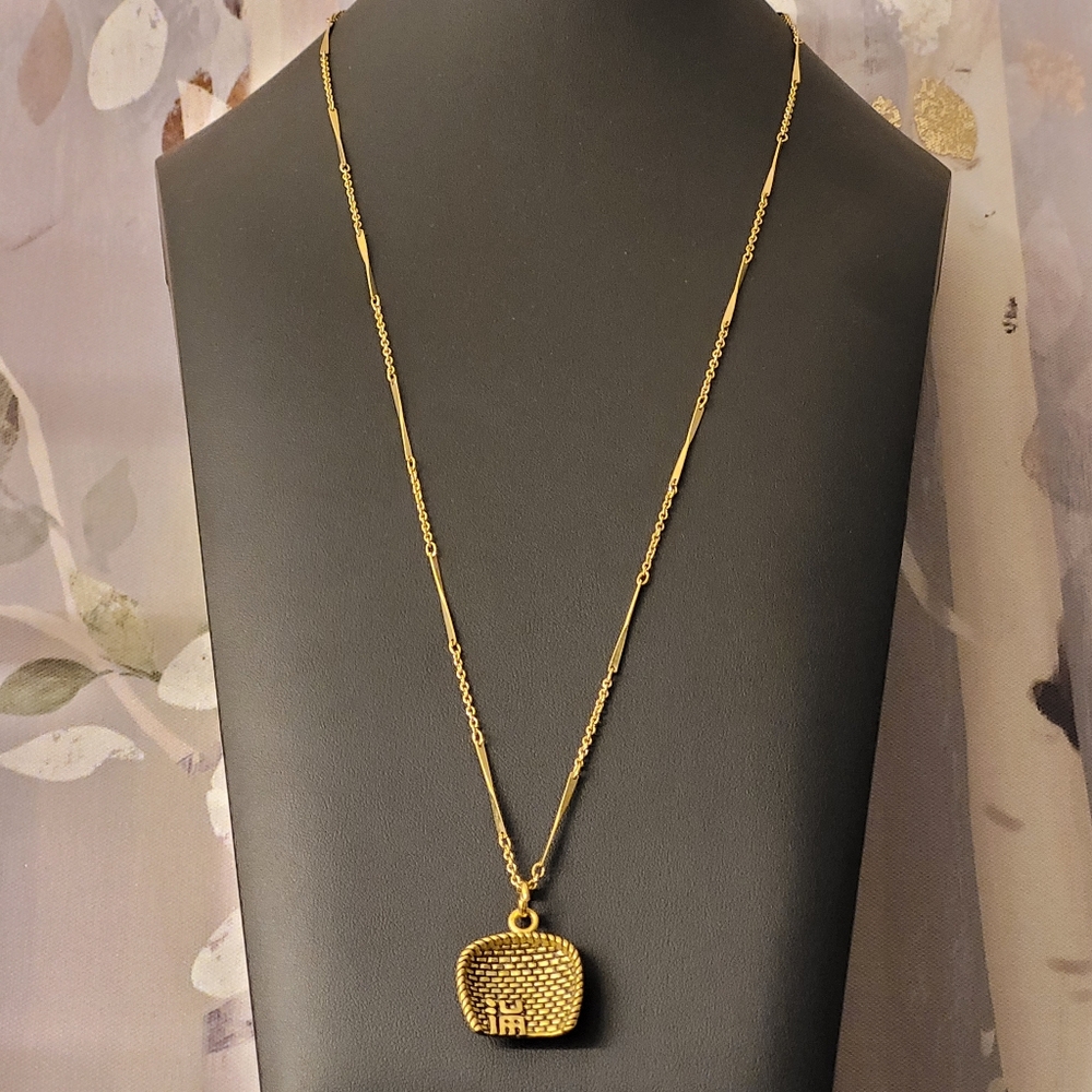 AVON Woven Dustpan Pendant Gold-tone Necklace - Picture 11 of 12